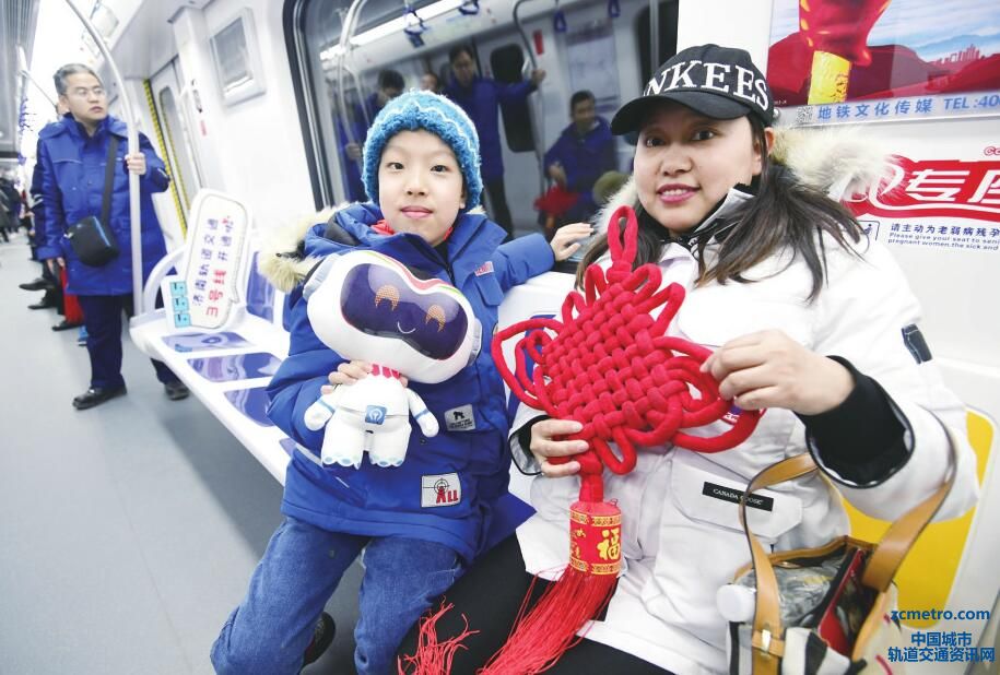 畅享新生活 感受新速度 济南市民争相体验轨道交通3号线首班地铁(图2) 畅享新生活 感受新速度 济南市民争相体验轨道交通3号线首班地铁