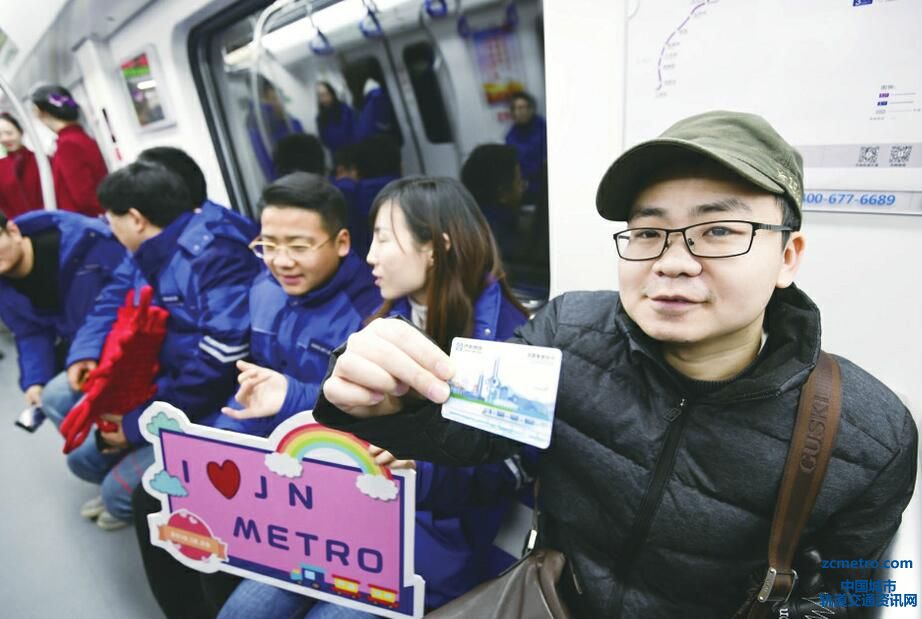 畅享新生活 感受新速度 济南市民争相体验轨道交通3号线首班地铁(图3) 畅享新生活 感受新速度 济南市民争相体验轨道交通3号线首班地铁
