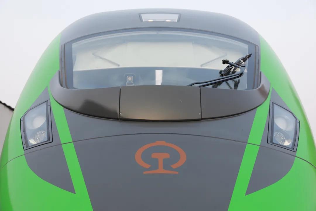 首台FXD3-J型鼓形车体时速160公里动力集中电动车组动力车运抵唐山(图2) 1-20040913495DE.jpg