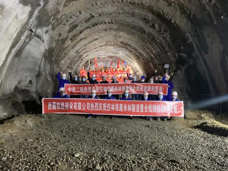 在建川藏铁路拉萨至林芝段47座隧道全部贯通(图1) 1-200410092113946.jpg