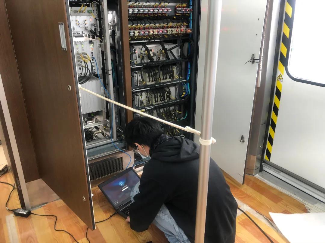 青岛地铁组织实施列车自主运行系统(TACS)完成首列样车试验线测试(图1) 1-200415113I9549.jpg