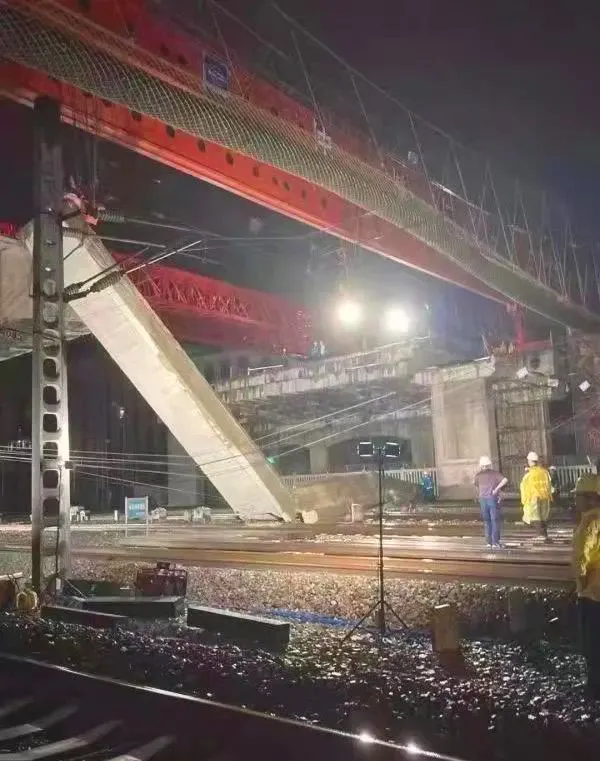 突发!株洲一桥梁拆除中梁体断裂,造成京广、沪昆普铁线行车中断(图1) 3-210QQKA3395.png