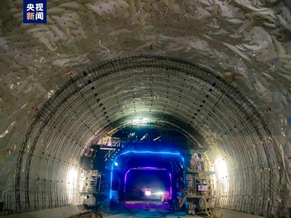 池黄高铁全线34座隧道全部贯通(图1) 3-23052ZZ313238.jpg