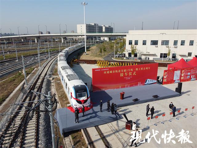 南通轨道交通 2 号线首列车 南通轨道交通 2 号线首列车
