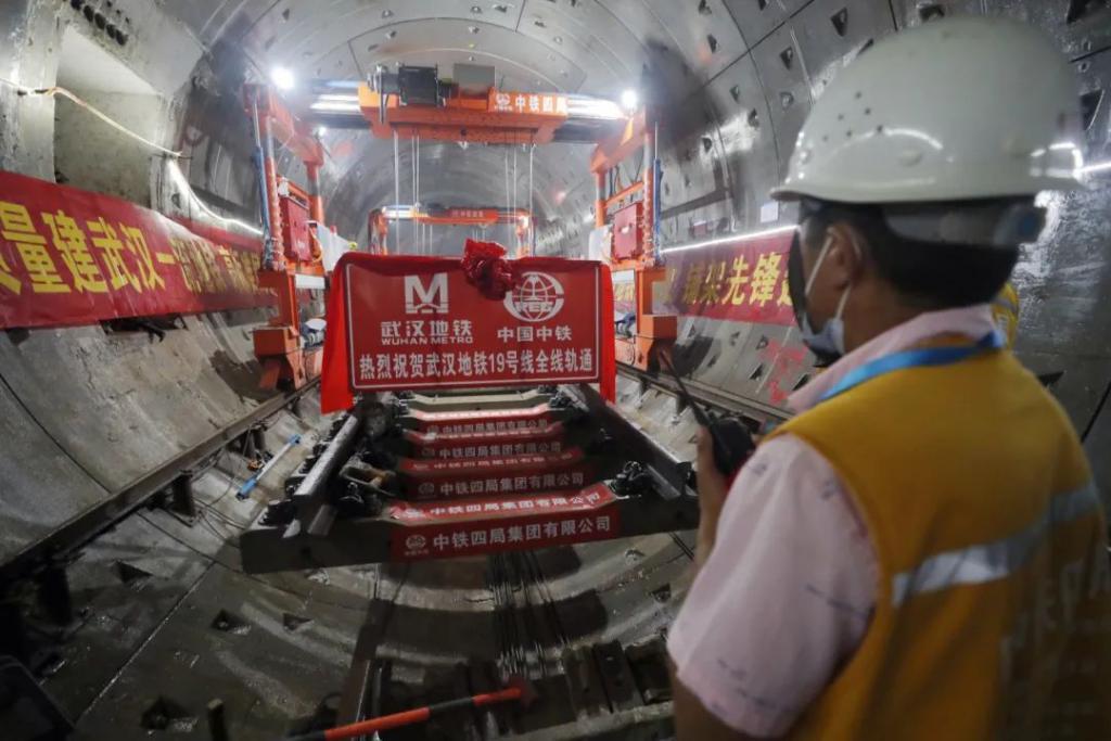 武汉地铁19号线全线轨道铺设完成(图1) 3-230P20Z049415.jpg