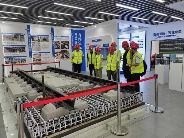这座建在工地上的“轨道施工展示馆” 迎来首批参观市民(图1) 3-230RZSH3235.jpg