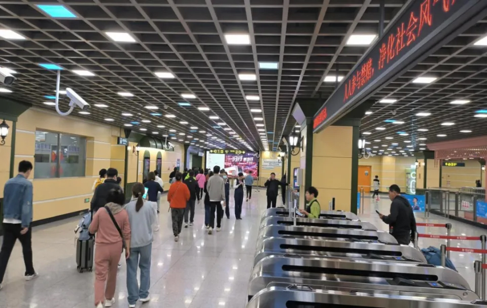 《哈尔滨市城市轨道交通管理条例》下月起施行|在车厢里吃东西不听劝的,将被罚款(图1) 3-230922163306361.jpg