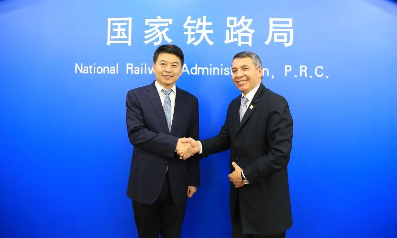 费东斌局长会见哥伦比亚共和国交通部长一行(图1) 3-231025140TQE.jpg