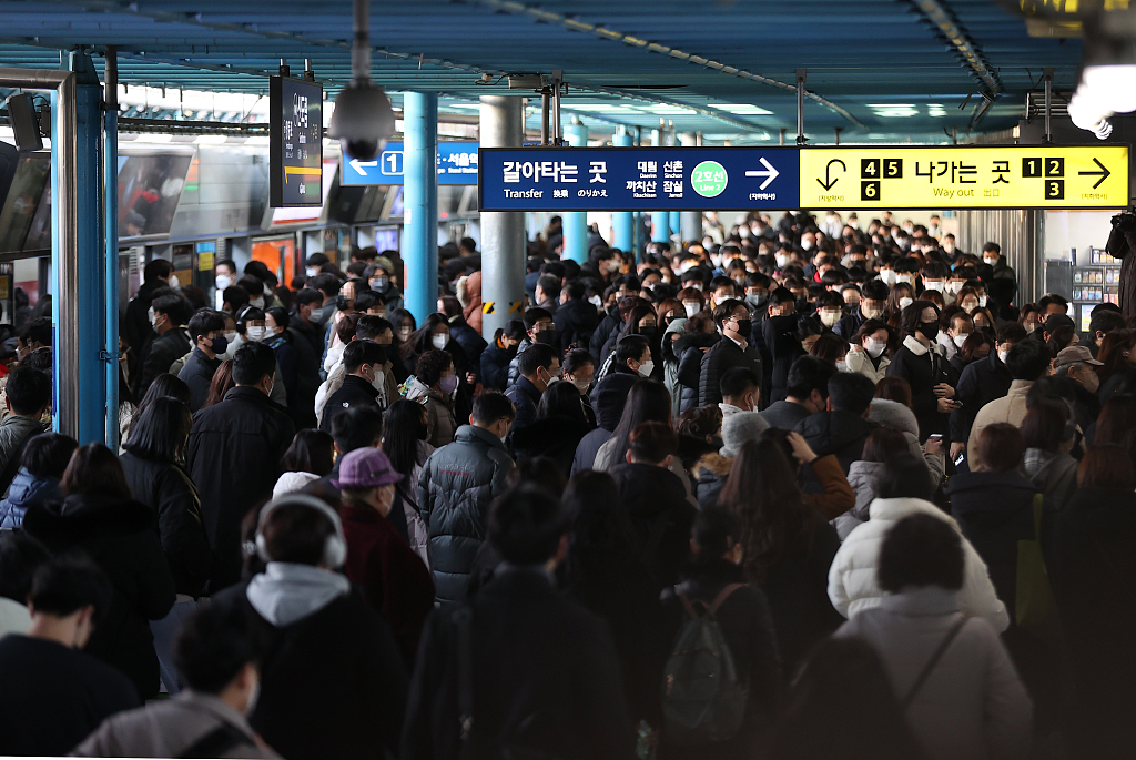 首尔地铁明年起试行无座车厢以缓解早高峰拥堵情况(图1) 3-231102155310959.jpg