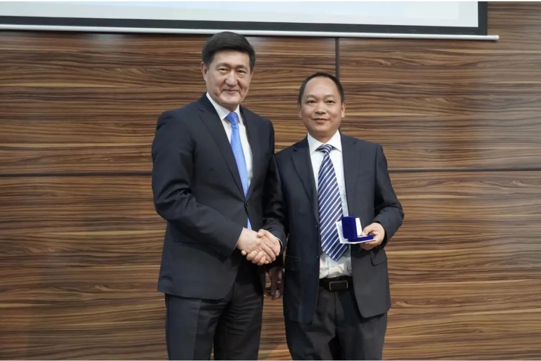 哈萨克斯坦阿斯塔纳市新交通系统轻轨项目举行表彰大会(图2) 哈萨克斯坦阿斯塔纳市新交通系统轻轨项目举行表彰大会(图2)