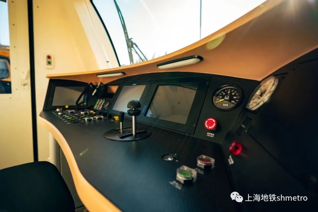 未来之车!上海地铁新车型在朱家角基地吊装入库(图2) 3-231205143345b5.jpg