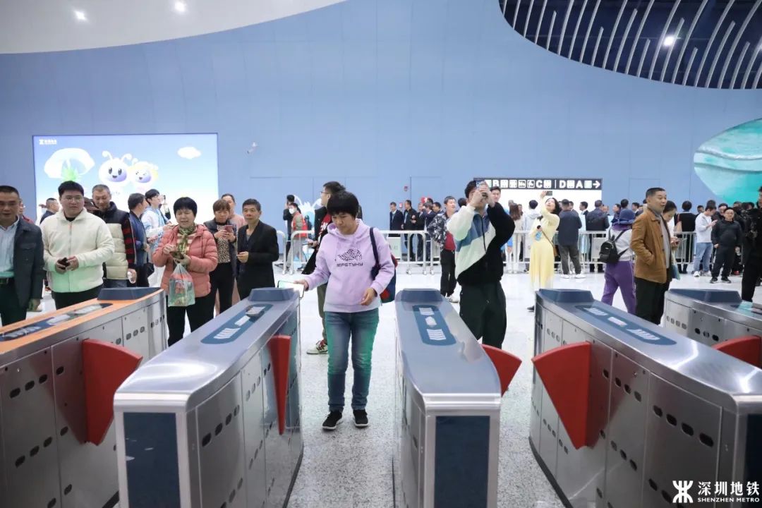 深圳地铁8号线二期开门迎客(图1) 3-23122G35056348.jpg