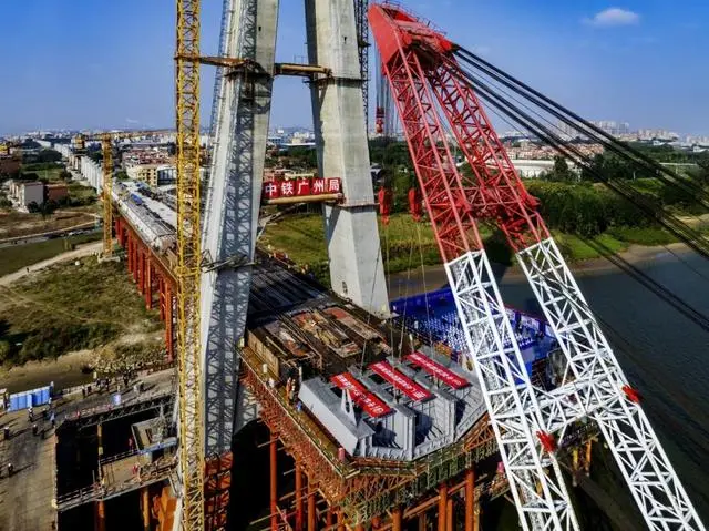 世界最大跨度无砟轨道斜拉桥首片钢梁吊装完成(图1) 3-2401220T05b52.png