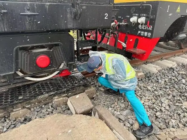 以动制“冻”抗寒潮 浙江轨道护航乘客出行路(图1) 3-2401240U44E00.png