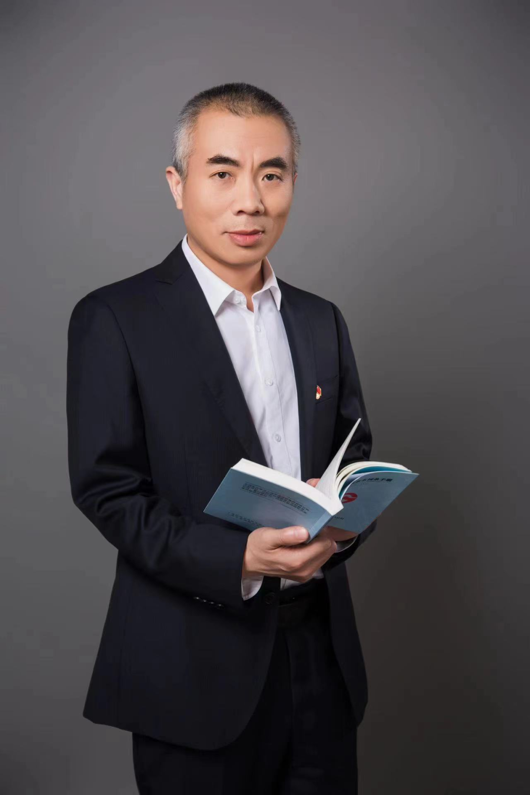 申通地铁再添两位“上海工匠”(图1) 3-2402020Z001R7.png