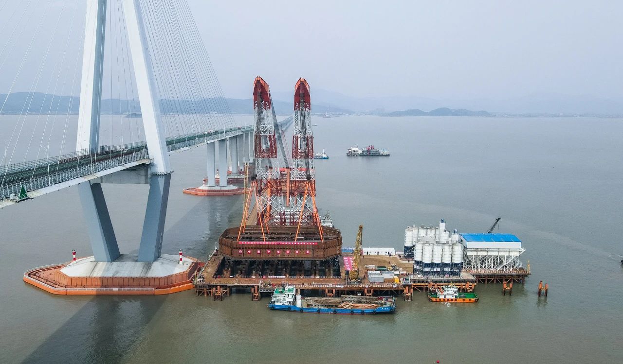 市域铁路象山港跨海大桥首节钢围堰成功入水,开启水上施工新篇章(图4) 3-240304120254L6.jpg
