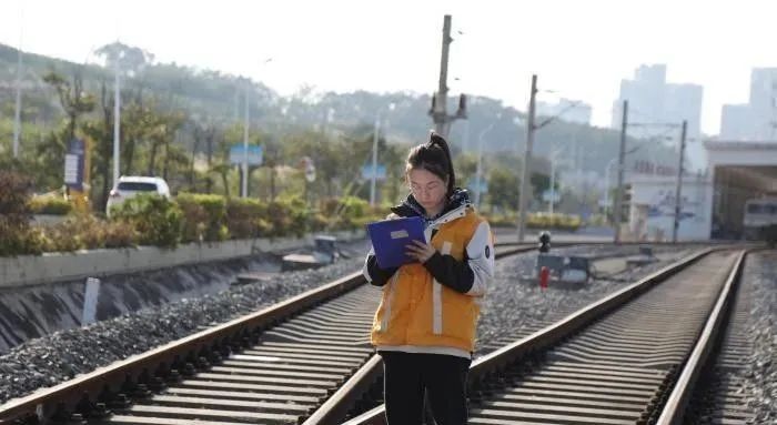 国铁南宁局南宁工务段唯一女技师:柔肩承重绽芳华(图1) 3-2403110S53U46.jpg