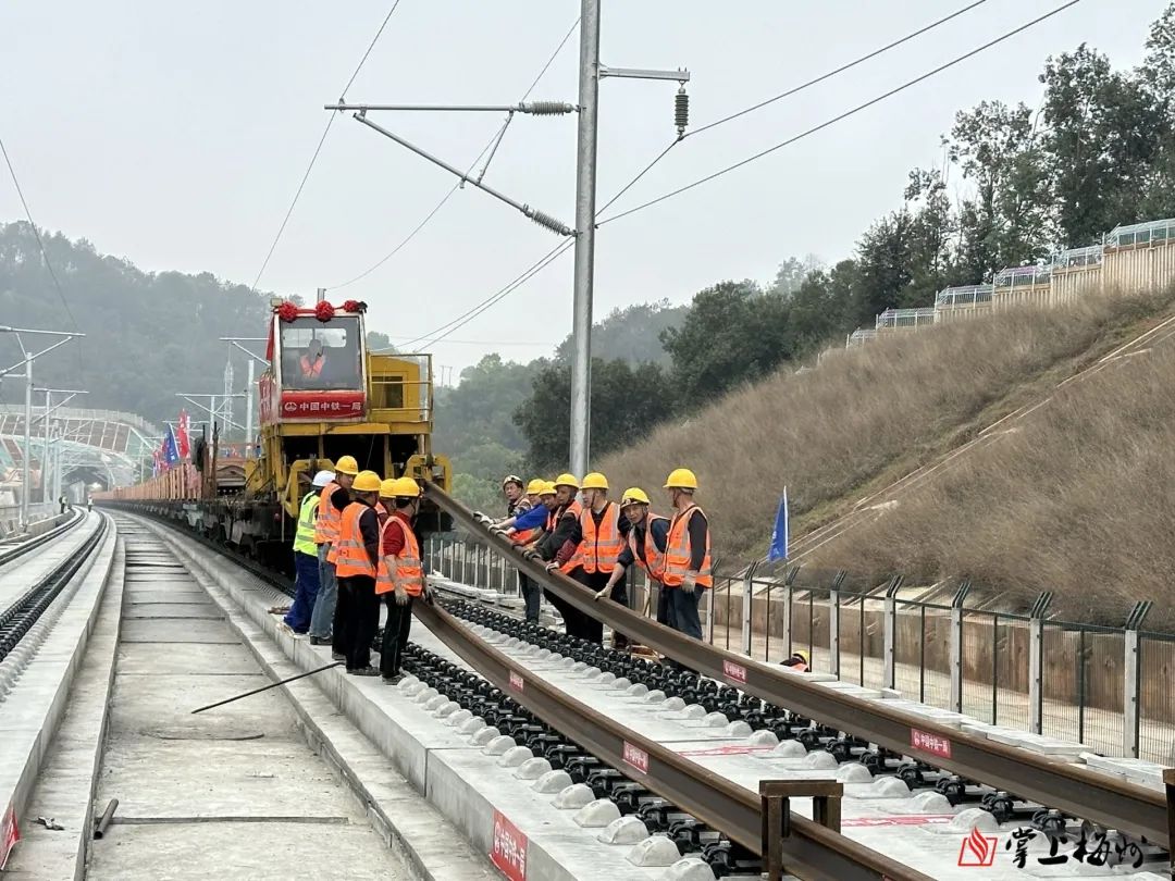 时速350公里!梅龙高铁全线开始铺轨(图2) 3-24031Q119511S.jpg