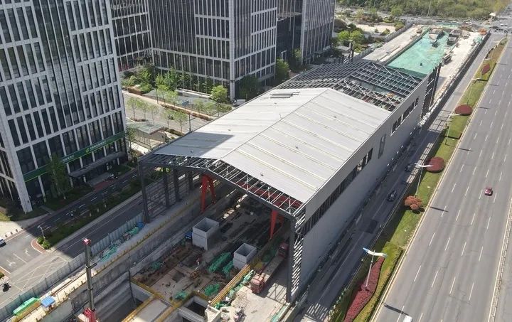 济南轨道交通4号线最大施工罩棚拆除过半(图1) 3-24041FT402O4.jpg