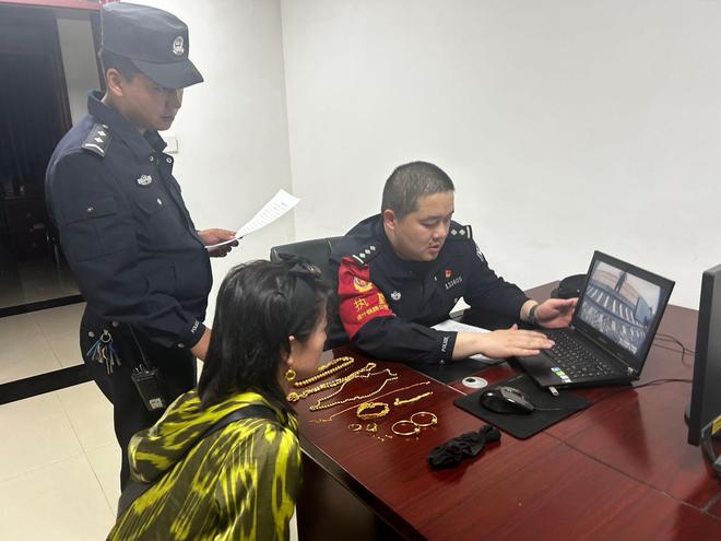 女子火车上如厕时130g左右黄金掉落铁轨,民警搜寻4小时寻回(图2) 3-2404260TJD52.jpg