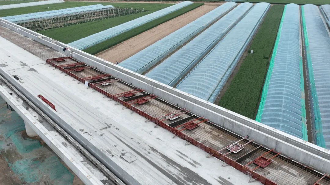 济滨高铁滨州段率先进入无砟轨道施工阶段(图2) 3-2405140S3493U.jpeg
