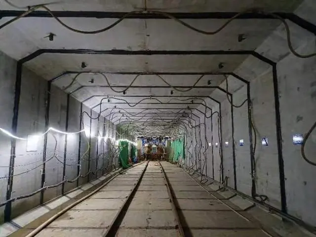 济南轨道交通4号线经七路西站:硬岩区“啃出”70米出入口过街廊道(图1) 3-2405200T210R6.png