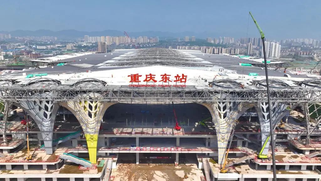 西部地区最大高铁枢纽站钢结构屋顶完工(图1) 3-240529100251405.jpg
