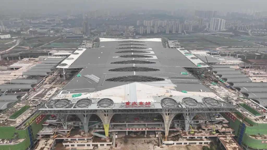 西部地区最大高铁枢纽站钢结构屋顶完工(图2) 3-2405291003062C.jpg