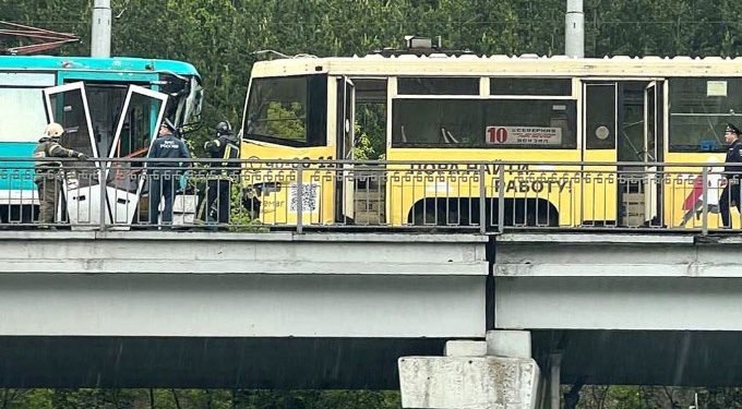 俄2辆有轨电车相撞 致1人死亡逾90人伤(图1) 3-24060FU455553.jpg