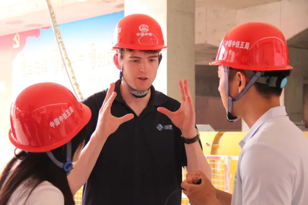“未来之桥”中美青年中国中铁基建智能化建造交流活动走进中铁五局成都轨道交通项目(图3) 3-2406110U55N41.jpg