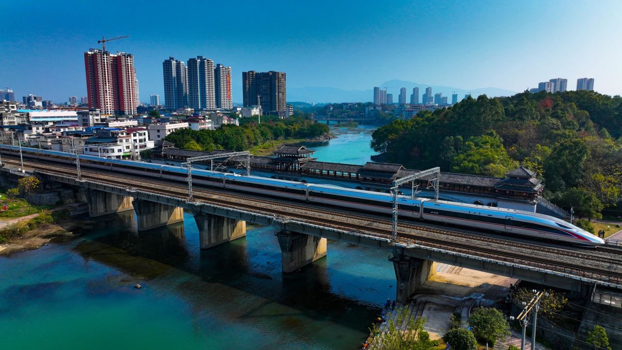 纵横八桂筑坦途——广西历史性实现“市市通高铁”(图1) 3-250103110Z0a7.jpg