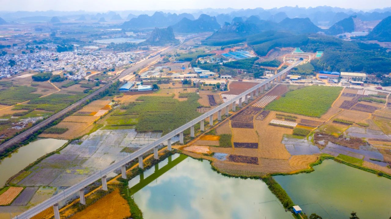 纵横八桂筑坦途——广西历史性实现“市市通高铁”(图2) 3-2501031110344C.jpg