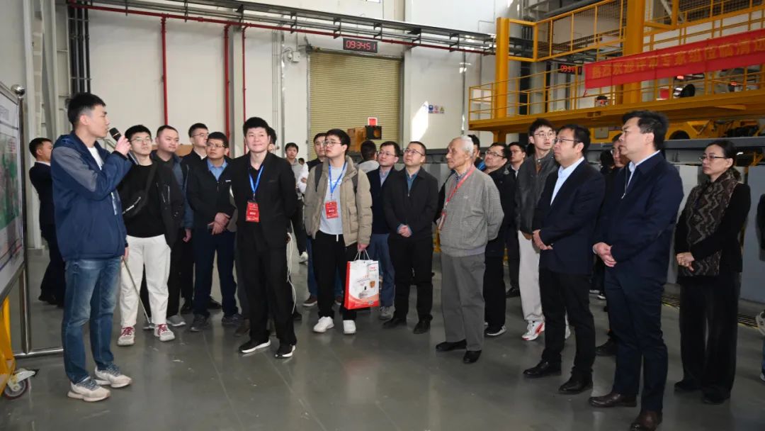 中国工程院院士钱清泉率轨道交通行业专家领导参观清远磁浮(图2) 3-2501100Z444X8.jpg