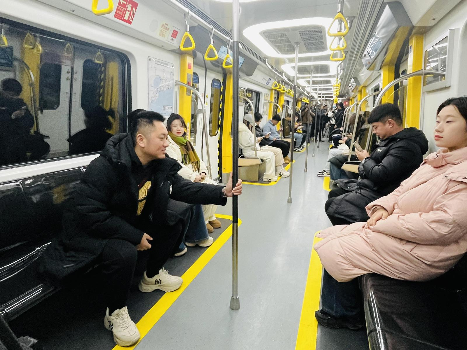 全球首列商业化运营碳纤维地铁列车在青岛地铁1号线开启载客运营(图3) 3-2501101P25Q36.png