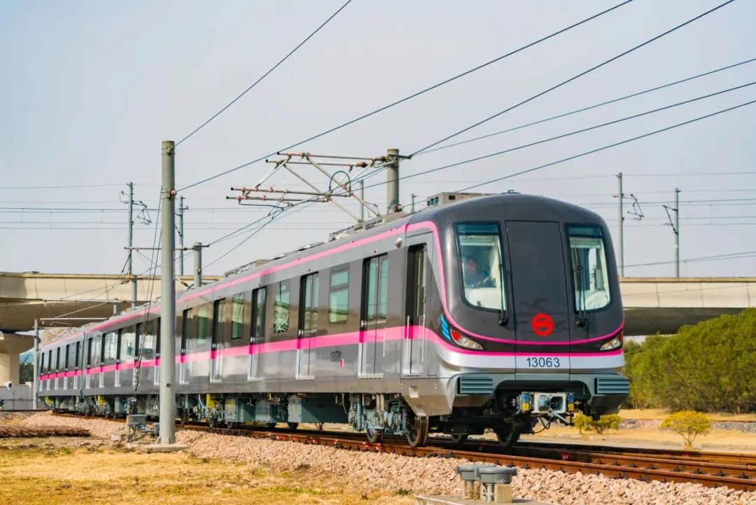 上海13号线西延伸及“补短板”增购车辆13A03型首列车抵沪(图3) 3-2501160Z932610.jpg