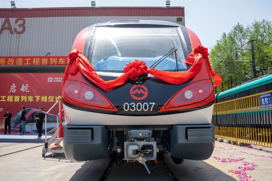 上海轨道交通3号线延寿改造工程首列车正式下线(图3) 3-2504210UJ3932.jpg