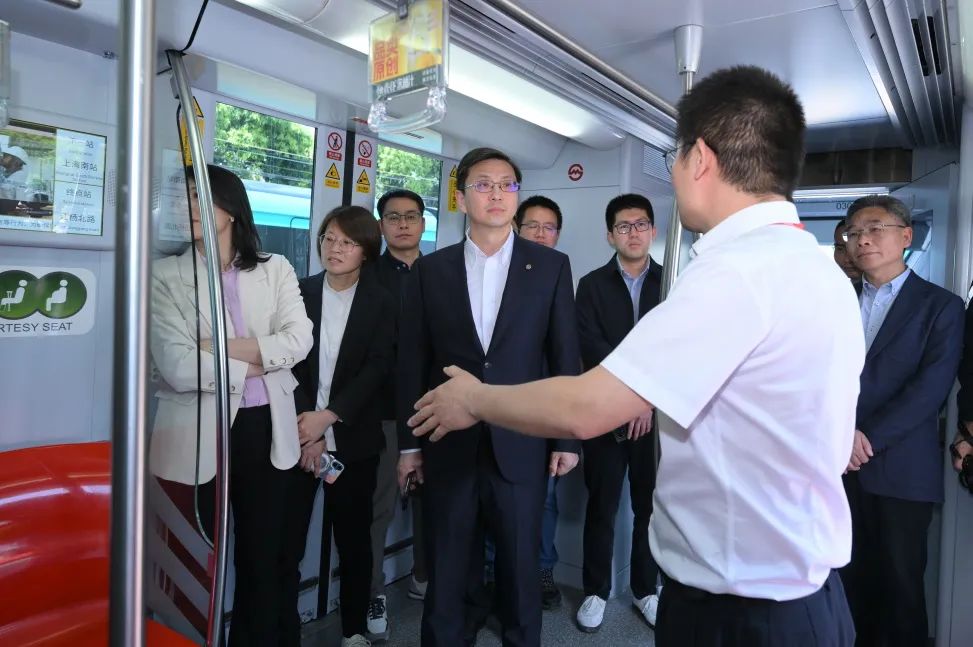 上海轨道交通3号线延寿改造工程首列车正式下线(图2) 3-2504210UZHA.jpg