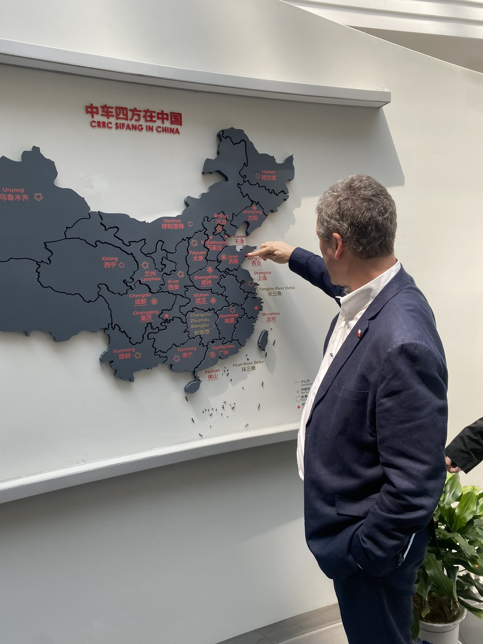 智利交通部长胡安·卡洛斯·穆尼奥斯参观中车青岛四方工厂(图3) 3-2505160SRMR.jpg