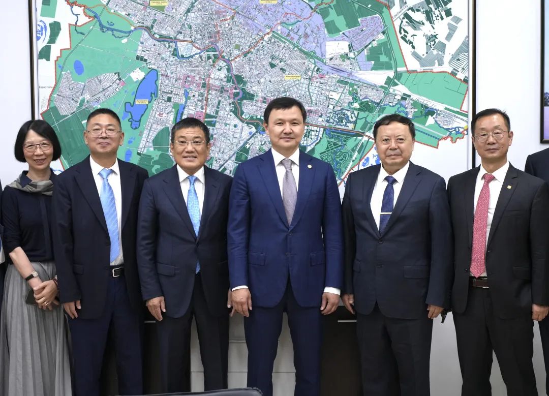 天津轨道交通集团党委书记、董事长吴秉军与阿斯塔纳轻轨公司主席杜伊谢巴耶夫·阿瑟尔别克座谈交流(图1) 3-25061ZT33Lb.jpg