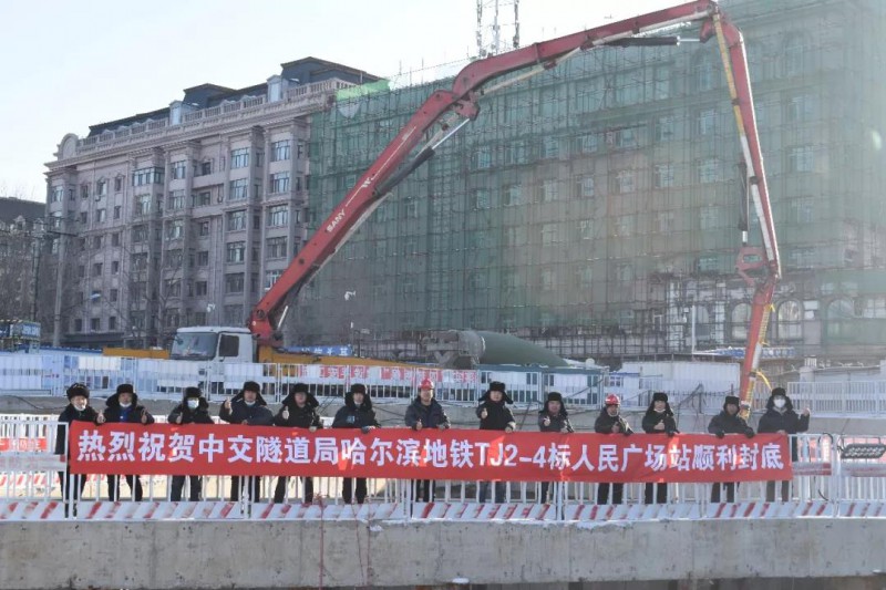 地铁3号线二期西北半环人民广场站主体结构完成“封底”(图1) 地铁3号线二期西北半环人民广场站主体结构完成“封底”(图1)