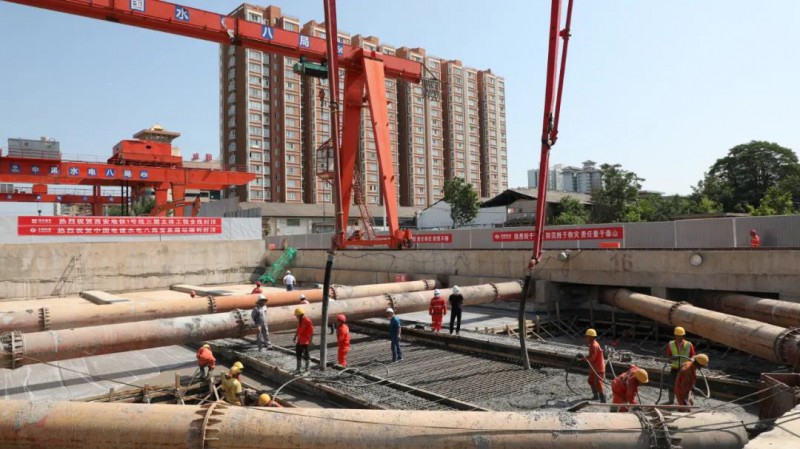 地铁1号线三期最后一座车站顺利封顶(图1) 地铁1号线三期最后一座车站顺利封顶(图1)
