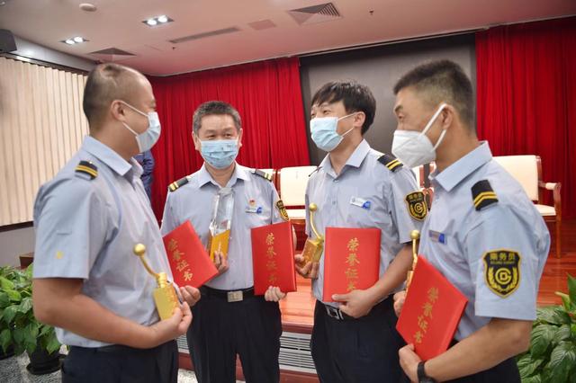 地铁首次评选“地铁大工匠”!11名员工各怀绝技(图1) 地铁首次评选“地铁大工匠”!11名员工各怀绝技(图1)