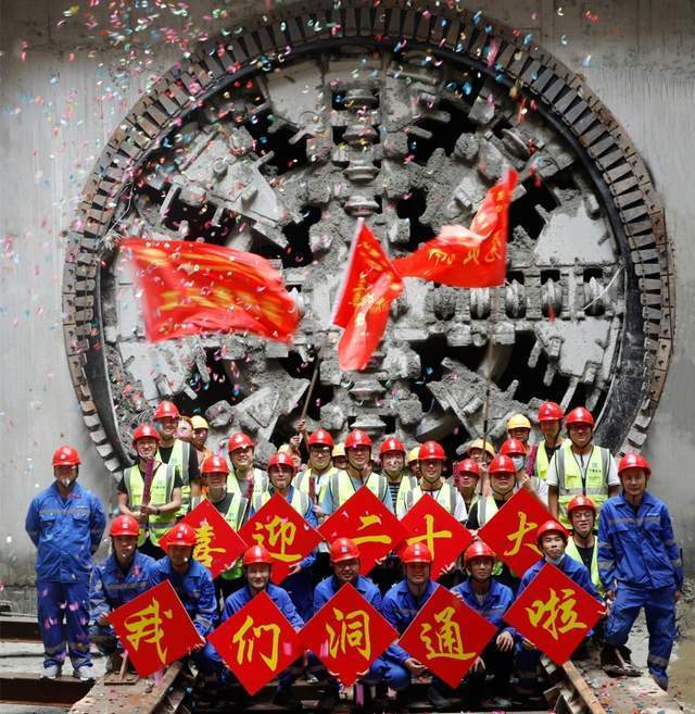 轨道交通27号线一期工程双水碾站-王贾桥站区间右线盾构顺利洞通(图1) 轨道交通27号线一期工程双水碾站-王贾桥站区间右线盾构顺利洞通(图1)