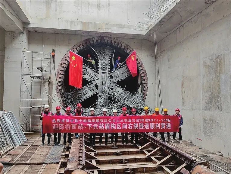 地铁1号线两台盾构机在汾河两岸同步“进出”(图1) 地铁1号线两台盾构机在汾河两岸同步“进出”(图1)
