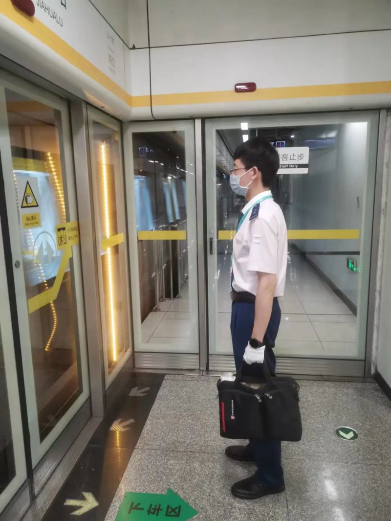 地铁构筑安全出行屏障 助力城市有序恢复生产生活秩序(图1) 地铁构筑安全出行屏障 助力城市有序恢复生产生活秩序(图1)
