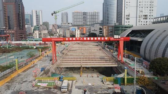 最深地铁车站顺利“见底”(图1) 最深地铁车站顺利“见底”(图1)