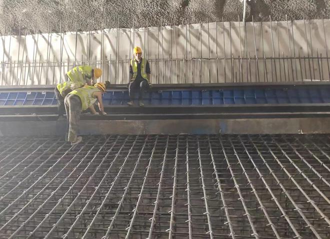轨道15号线二期中梁山隧道首板仰拱顺利浇筑完成(图1) 轨道15号线二期中梁山隧道首板仰拱顺利浇筑完成(图1)