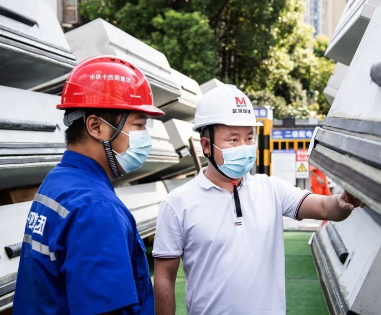 首条地铁环线正在穿越长江 质检工程师严把质量关(图1) 首条地铁环线正在穿越长江 质检工程师严把质量关(图1)