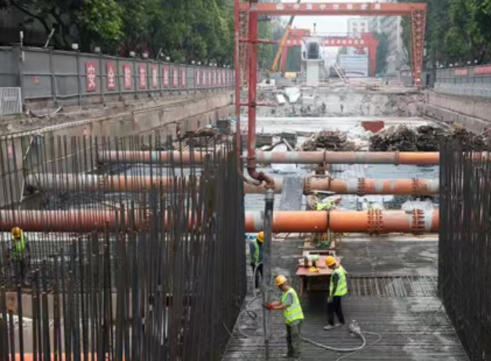 轨道15号线一期绣湖路站主体结构封顶 最快10月底两台盾构机在此始发(图1) 轨道15号线一期绣湖路站主体结构封顶 最快10月底两台盾构机在此始发(图1)