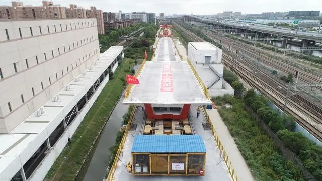 首条市域铁路“机场联络线”1标全线架梁完成(图1) 首条市域铁路“机场联络线”1标全线架梁完成(图1)